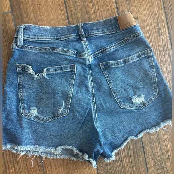 American Eagle Highest Rise 90’s Boyfriend Short Size 8 Medium Wash Frayed - Picture 2 of 4